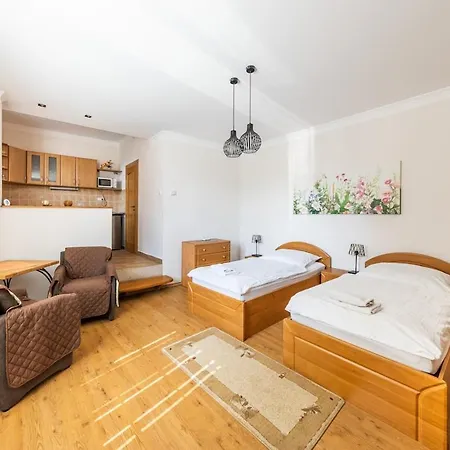 Center With Garden Пьештяни